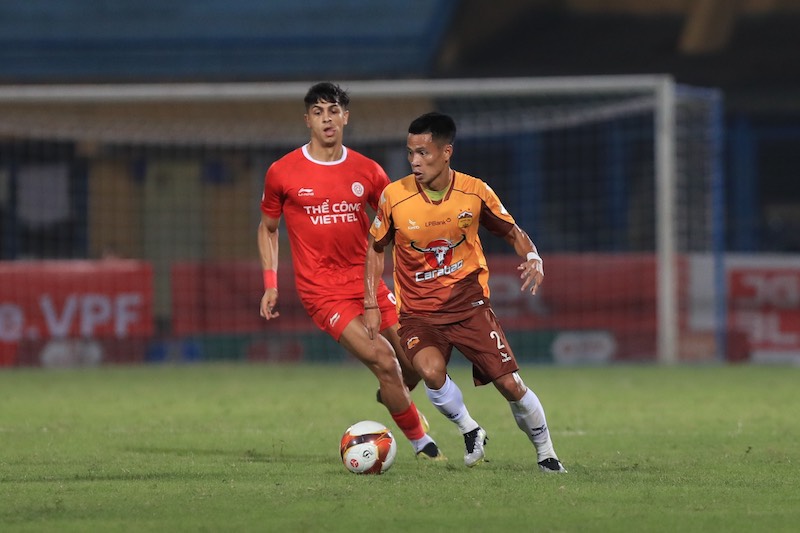 Lê Văn Sơn và Đinh Thanh Bình phải nhận thẻ vàng sau 2 tình huống phạm lỗi liên tiếp với tiền đạo Pedro của Thể Công Viettel. Ảnh: Minh Dân