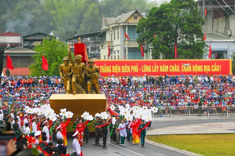 Tự hào về Đảng quang vinh, Bác Hồ vĩ đại và dân tộc Việt Nam anh hùng (*)