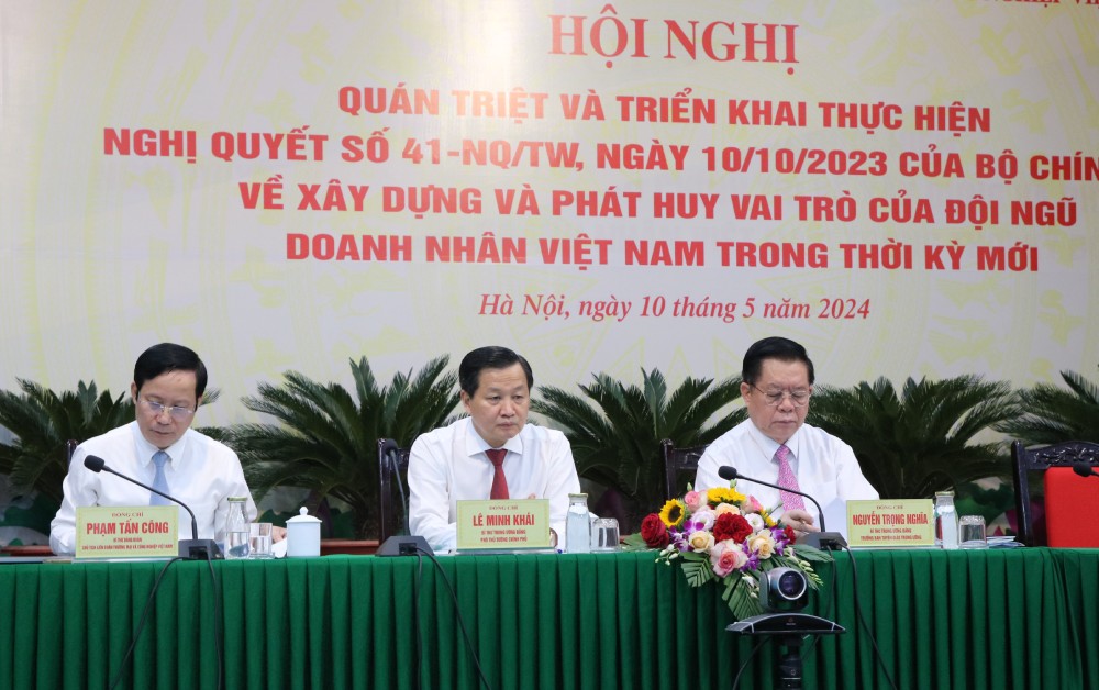 Ông Nguyễn Trọng Nghĩa - Bí thư Trung ương Đảng, Trưởng Ban Tuyên giáo Trung ương, ông Lê Minh Khái - Bí thư Trung ương Đảng, Phó Thủ tướng Chính phủ cùng chủ trì Hội nghị. Ảnh: T.Vương