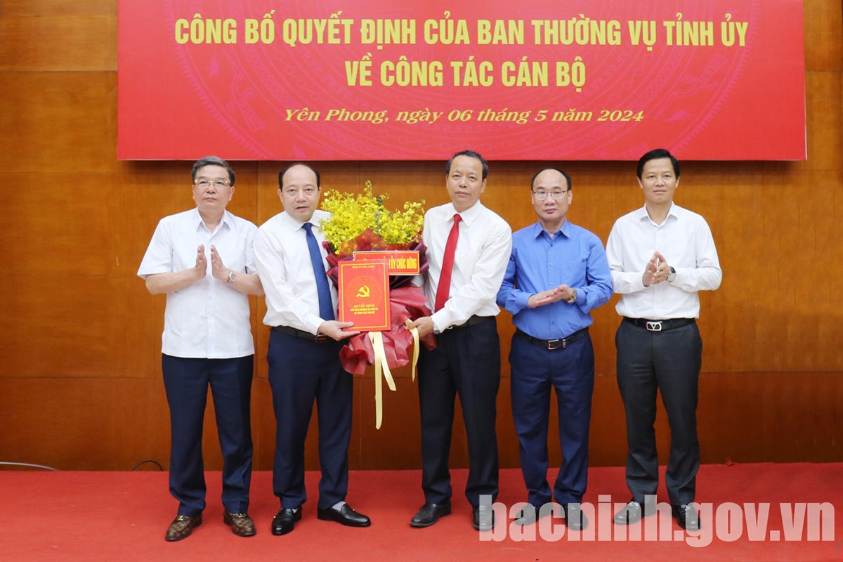 Các lãnh đạo tặng hoa chúc mừng tân Bí thư Huyện ủy Yên Phong. Ảnh: Bacninh.gov.vn