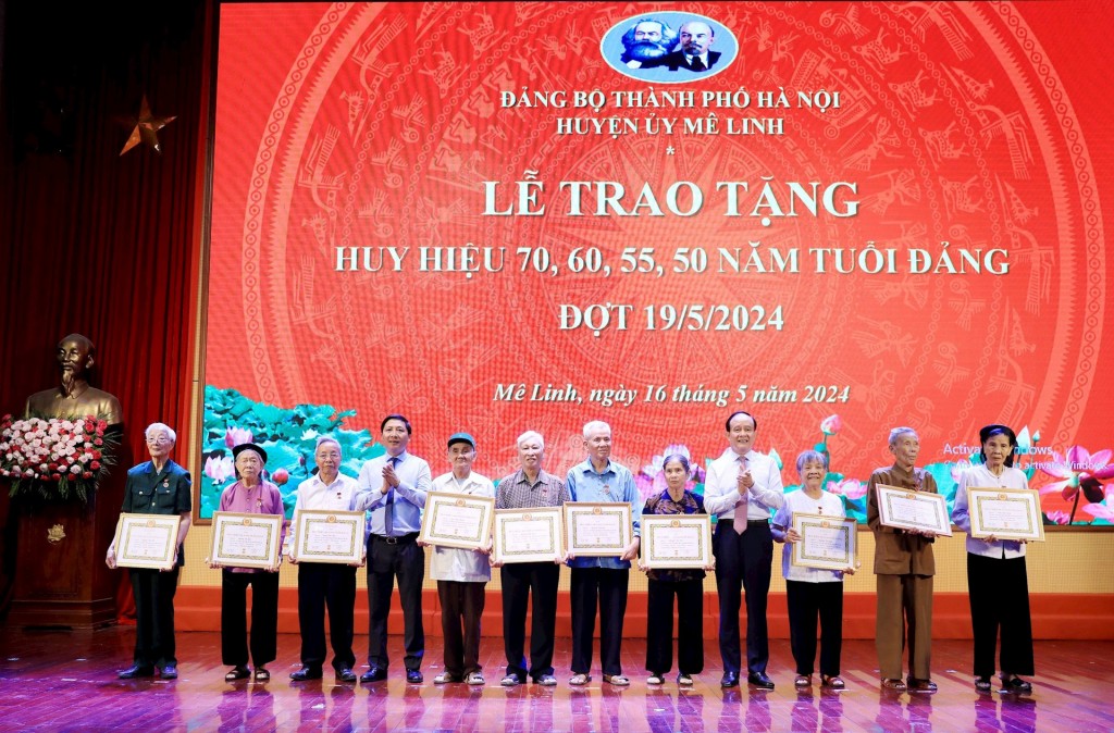 170 đảng viên huyện Mê Linh nhận Huy hiệu Đảng đợt 19/5