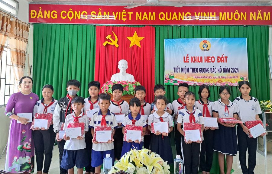 Trao học bổng cho học sinh là con CNVCLĐ nghèo vượt khó học giỏi trên địa bàn TP Hồng Ngự. Ảnh: Mỹ Hòa