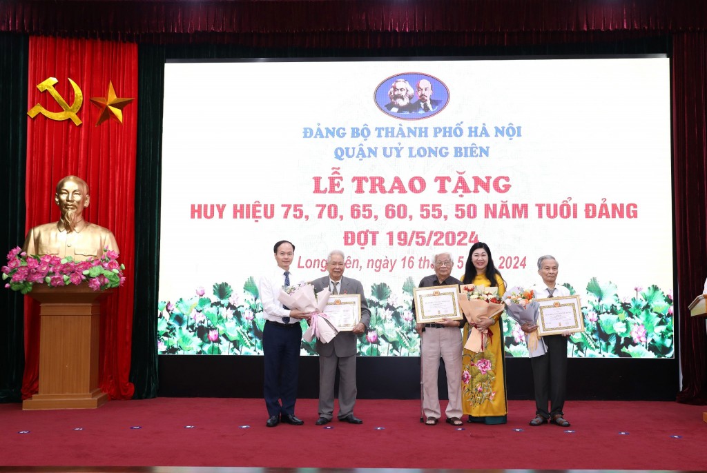 Trao Huy hiệu Đảng tặng đảng viên lão thành quận Long Biên