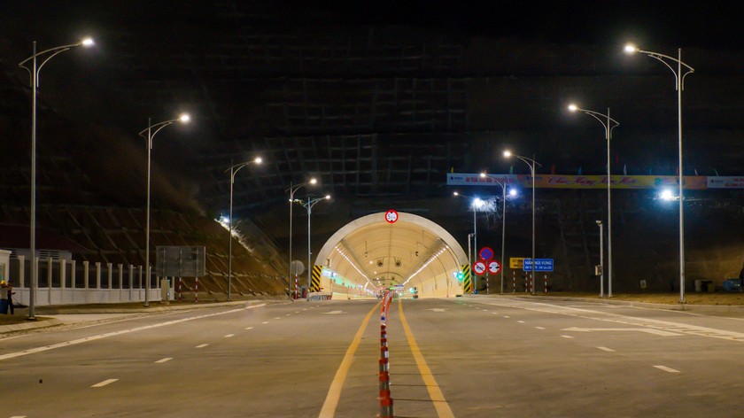 Cao tốc Cam Lâm - Vĩnh Hảo là dự án trên tuyến cao tốc Bắc - Nam giai đoạn 1 có hệ thống ITS hiện đại, tích hợp cả phần đường và hầm Núi Vung