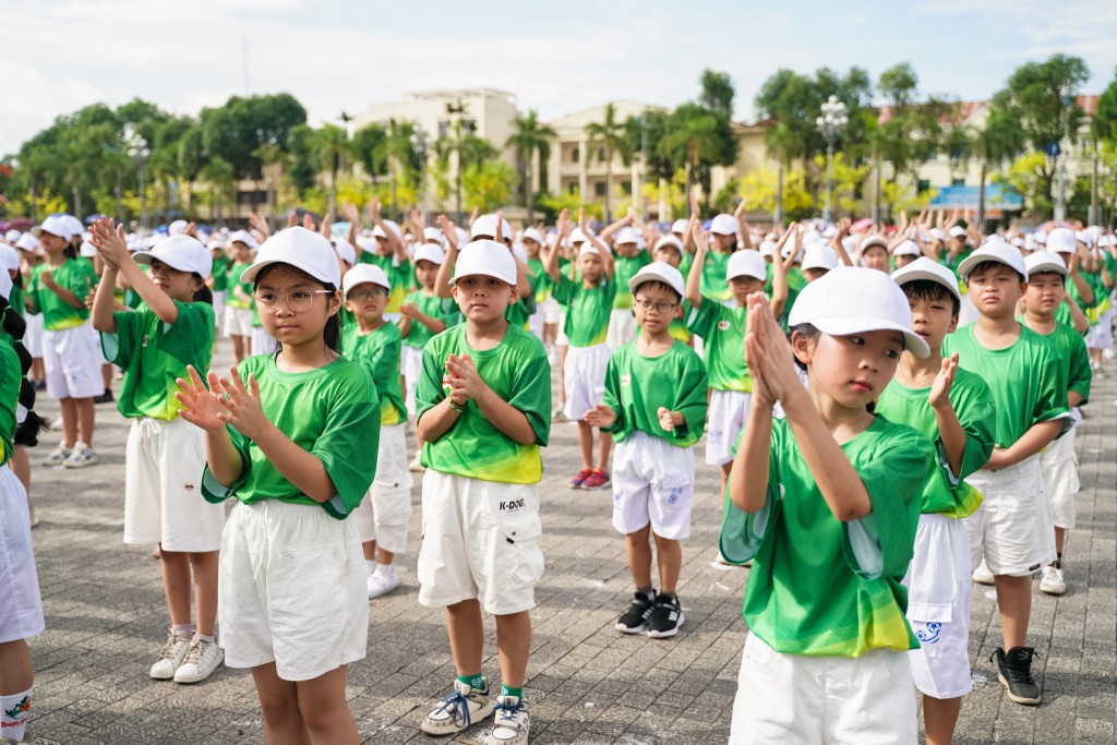 8. Quảng trường Lam Sơn được _phủ xanh_ màu áo MILO cùng khẩu hiệu _Bền Bỉ Hơn_