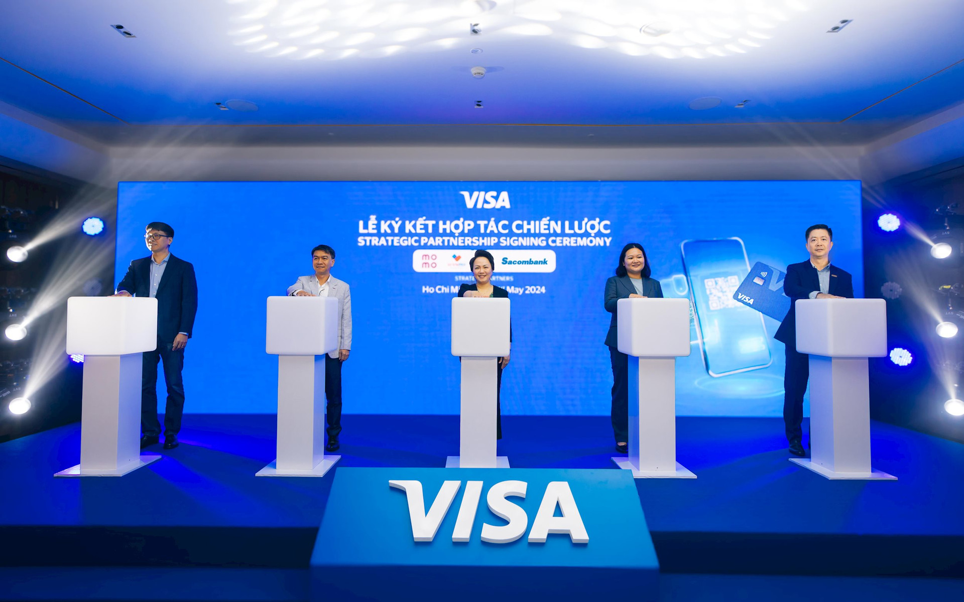 ong-nguyen-minh-tam-ptgd-sacombank-tham-gia-le-ky-ket-voi-visa-va-dai-dien-3-vi-dien-tu.jpg