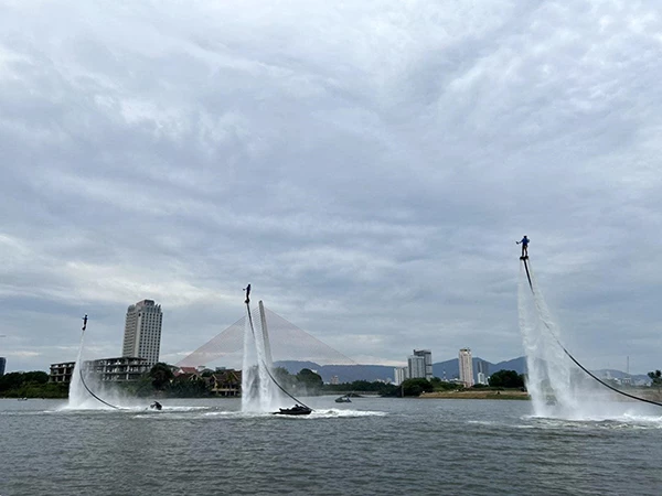 Tại Da Nang Downtown sẽ xuất hiện show nghệ thuật thể thao mạo hiểm Jetski & Flyboards chưa từng có ở Việt Nam.