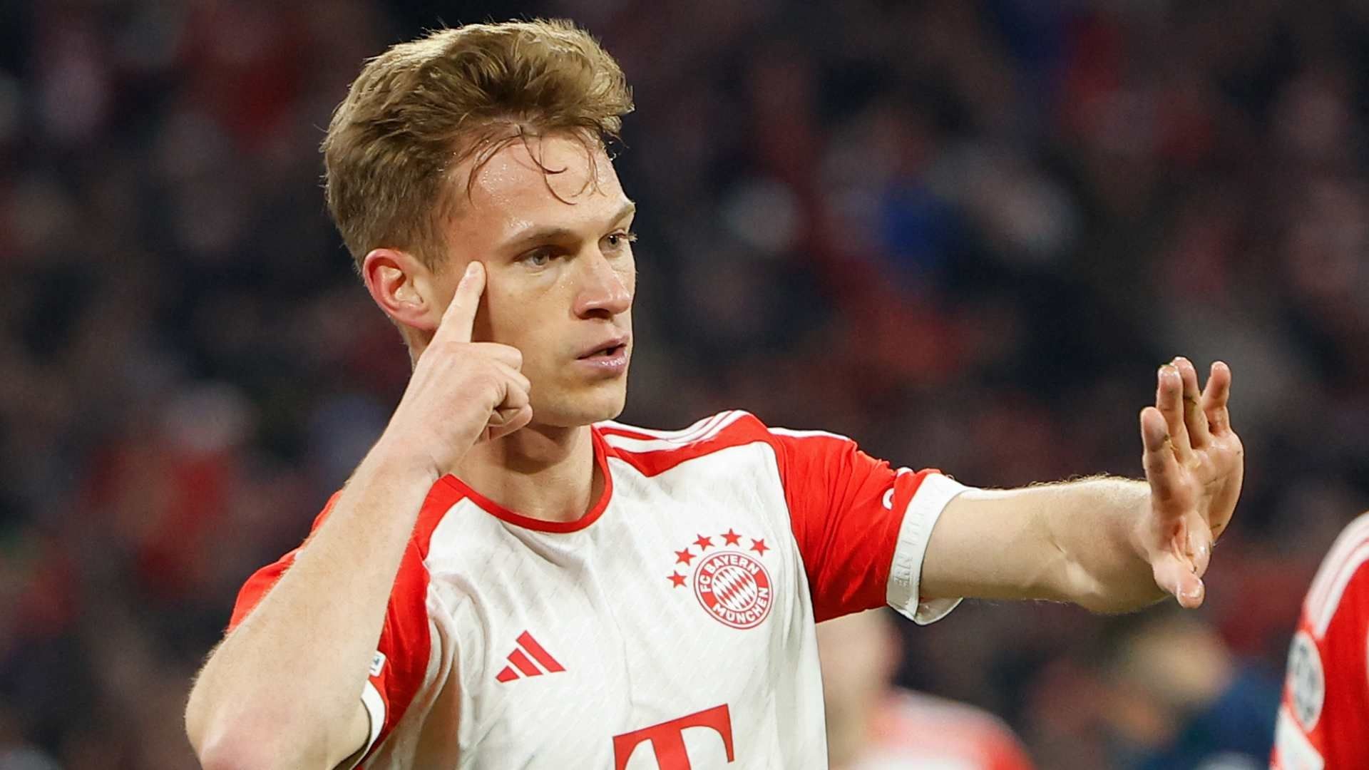 Joshua Kimmich vẫn cho thấy đẳng cấp tại đấu trường Champions League dù phải thi đấu trái sở trường, Ảnh: Goal