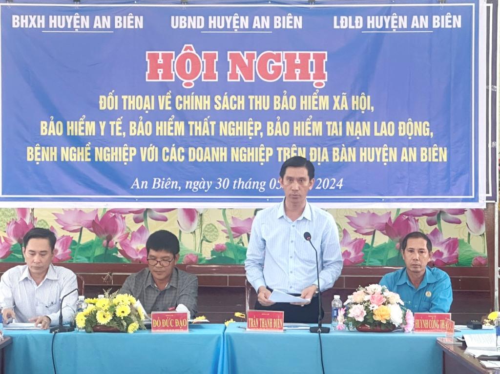 Phó Chủ tịch UBND huyện An Biên Trần Thanh Điền phát biểu tại hội nghị. Ảnh: Thu Huyền