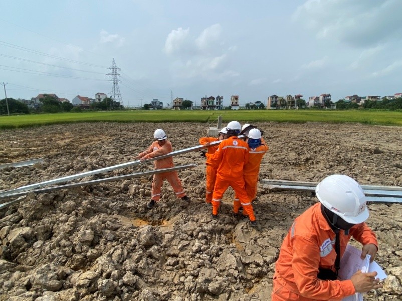 Ngay sau khi tiếp nhận vị trí Ngay sau khi tiếp nhận vị trí thi công đội xung kích đã khẩn trương bắt tay vào công việcthi công đội xung kích đã khẩn trương bắt tay vào công việc