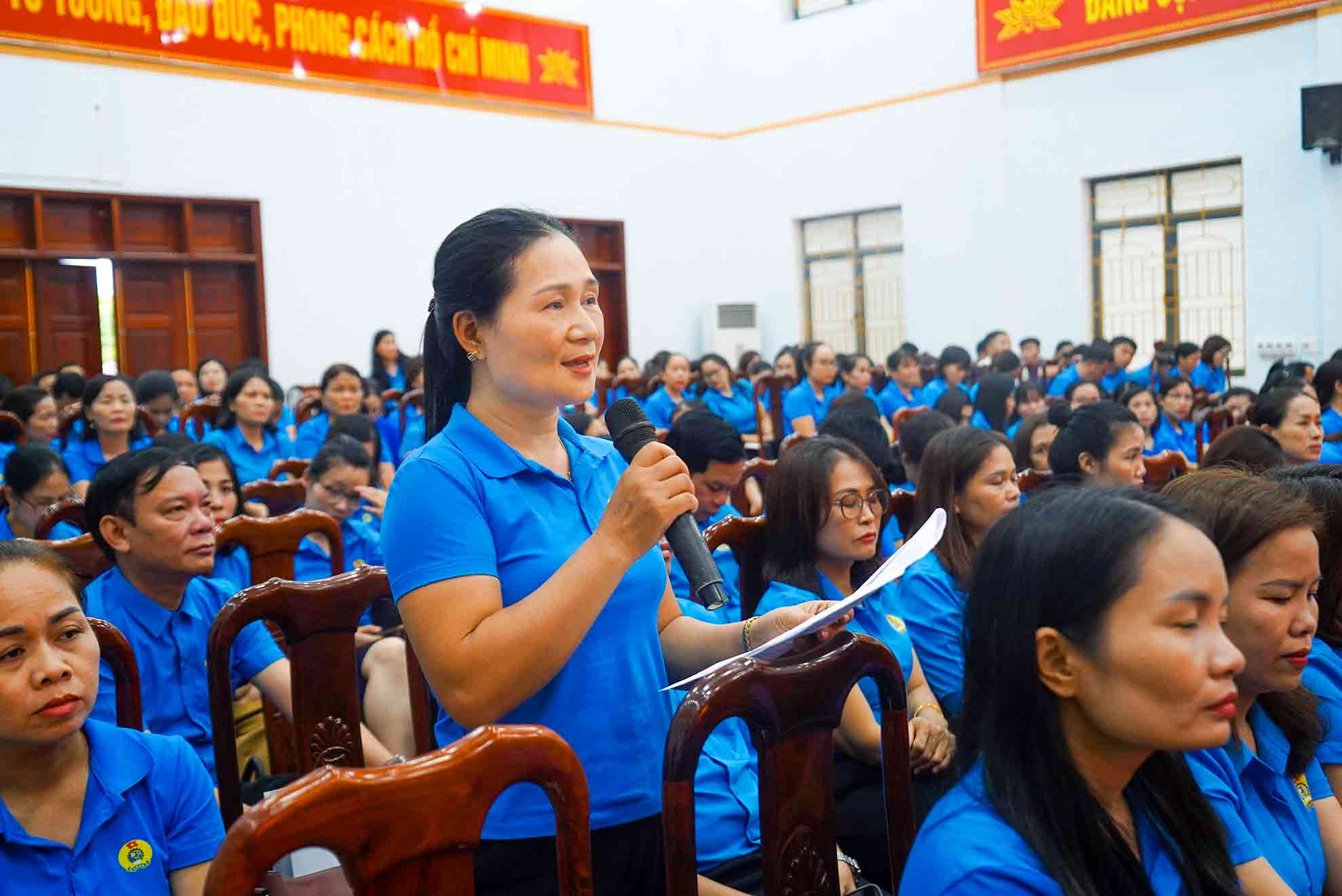 Đoàn viên, người lao động đặt câu hỏi cho người đứng đầu cấp ủy, chính quyền. Ảnh: Duy Chương.