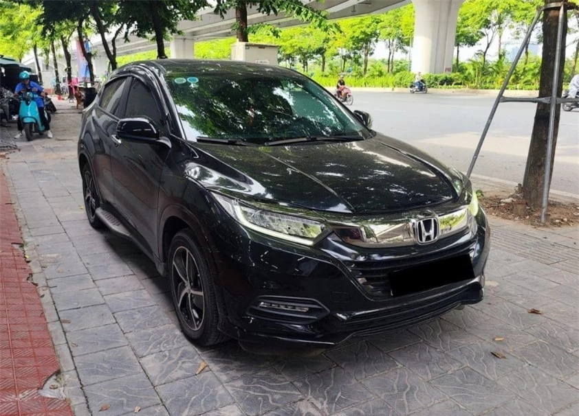 Honda HR-V 2019 chạy lướt hơn 2 vạn km xuống giá ngang một chiếc Hyundai i10 490281