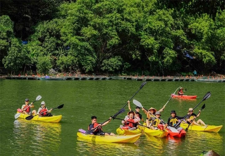 Vừa du lịch ngắm cảnh, vừa rèn luyện thể lực với Kayak Tràng An thì không còn gì tuyệt vời bằng.