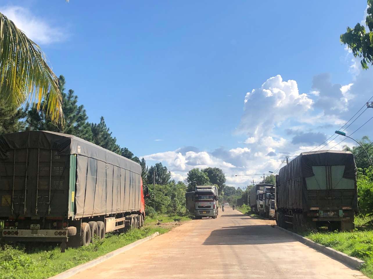 Hàng loạt xe tải, ô tô đầu kéo, rơ moóc dừng đỗ ngay trên tuyến đường cấm là sai phạm, gây mất trật tự an toàn giao thông. (chụp vào ngày 16.7) Ảnh: Lê Nguyên