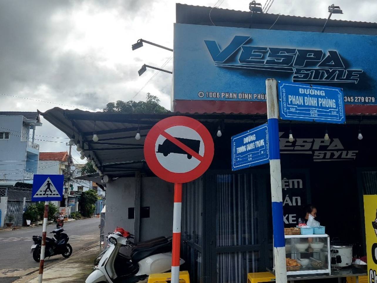 Bất chấp biển cấm xe tải, nhiều tài xế vẫn ngang nhiên ra vào, đậu đỗ trái phép trên tuyến đường. Ảnh: Lê Nguyên
