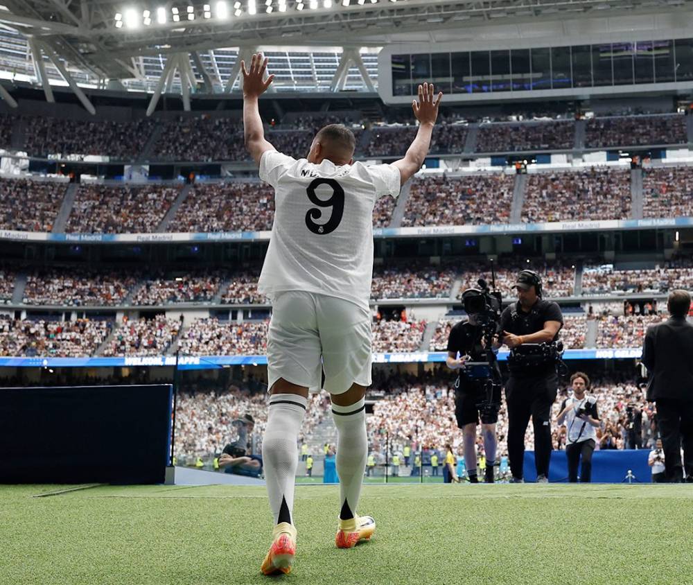 Mbappe trong buổi ra mắt tại sân Bernabeu. Ảnh: Real Madrid