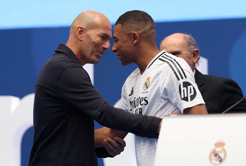 Mbappe gặp lại Zinedine Zidane. Ảnh: Real Madrid