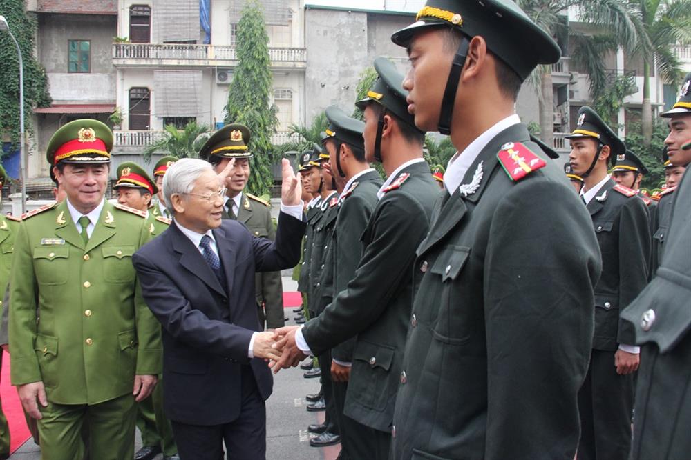 Tổng Bí thư Nguyễn Phú Trọng đến thăm, kiểm tra công tác ứng trực, sẵn sàng chiến đấu tại Bộ Tư lệnh Cảnh sát cơ động nhân dịp Tết Nguyên đán Bính Thân 2016. Ảnh: Bộ Công an