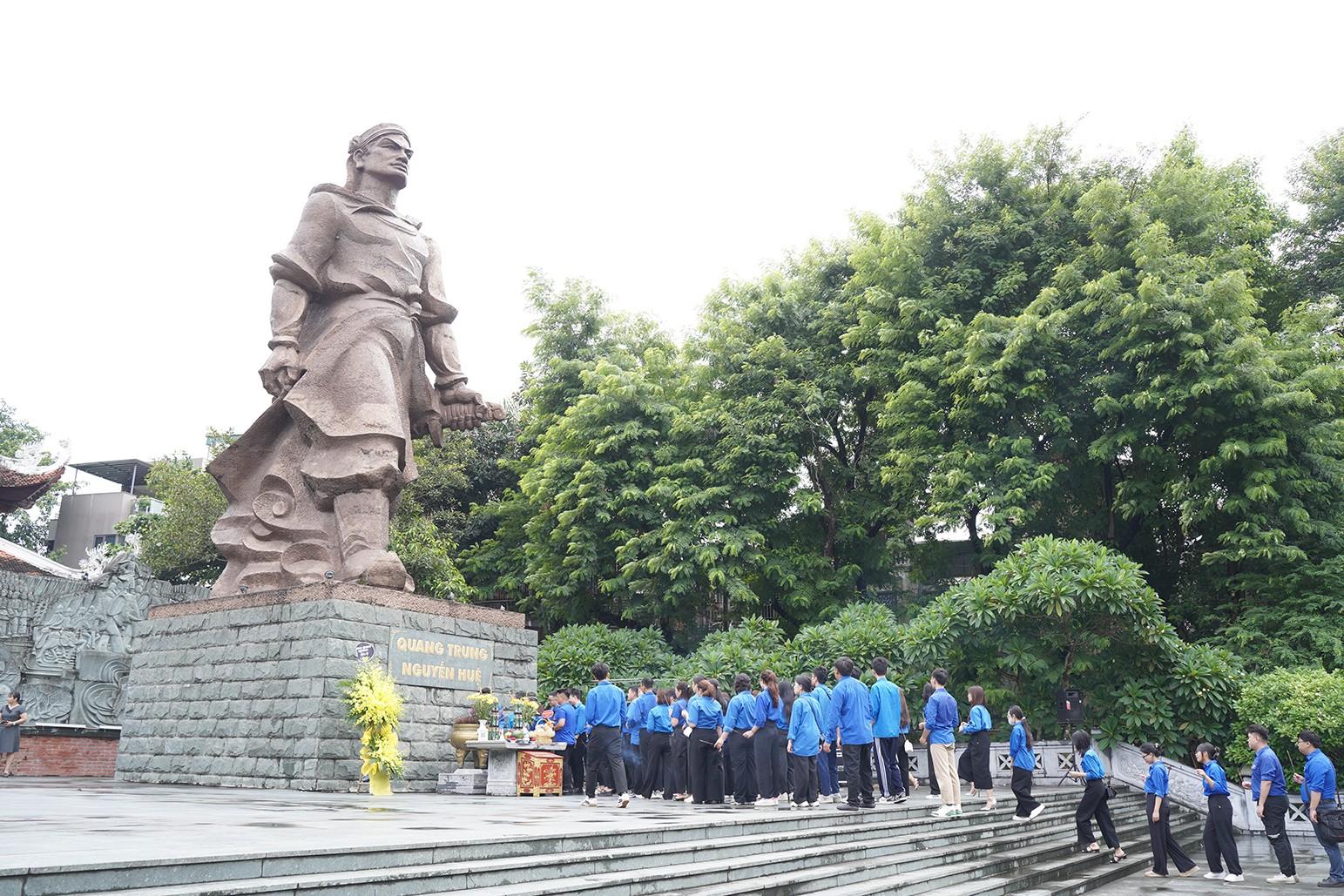 155 đại biểu Đại hội Hội LHTN quận Đống Đa báo công dâng Bác