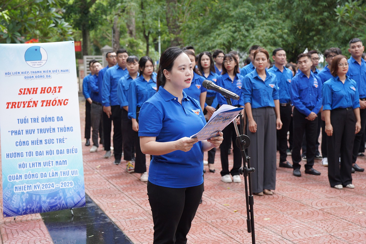 Đồng chí Nguyễn Thị Thanh Tâm - UV BCH Thành Đoàn, Bí thư Quận đoàn, Ủy viên UB Hội LHTN Việt Nam Thành phố Hà Nội, Chủ tịch Hội LHTN VN quận Đống Đa báo công trước Nhà lưu niệm Bác Hồ