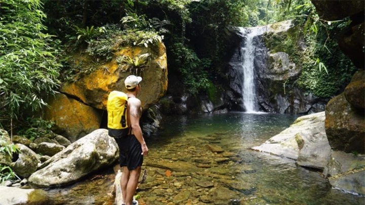 Cung đường ven con suối Cửa Tử Thái Nguyên là điểm đến trekking yêu thích của các bạn trẻ.