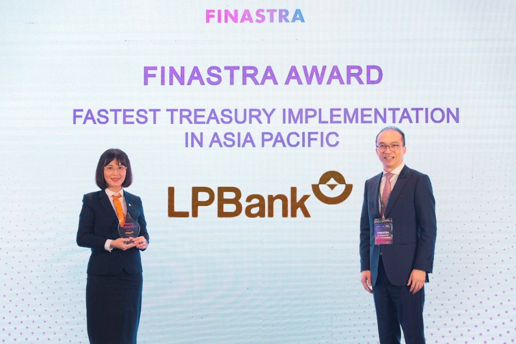 Bà Nguyễn Ánh Vân – Phó Tổng Giám đốc LPBank nhận giải Ngân hàng “Triển khai hệ thống Kondor Treasury nhanh nhất Châu Á - Thái Bình Dương”