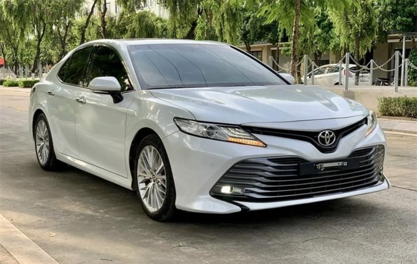 Lăn bánh 4 năm, Toyota Camry 2020 được chủ nhân rao bán với giá bao nhiêu? 522772