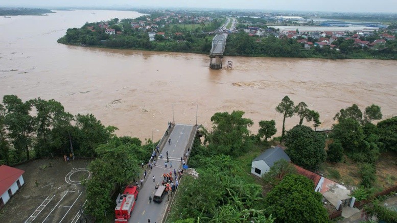 Trước đó tỉnh Phú Thọ đề xuất đầu tư 865 tỷ đồng xây cầu mới thay thế cầu Phong Châu bị sập, 100% do ngân sách Trung ương hỗ trợ.