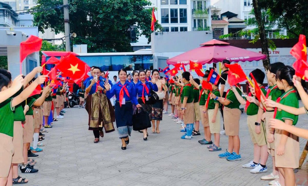 Đoàn công tác được sự chào đón nồng nhiệt từ các em học sinh trường Tiểu học Trung Tự (quận Đống Đa, Hà Nội)