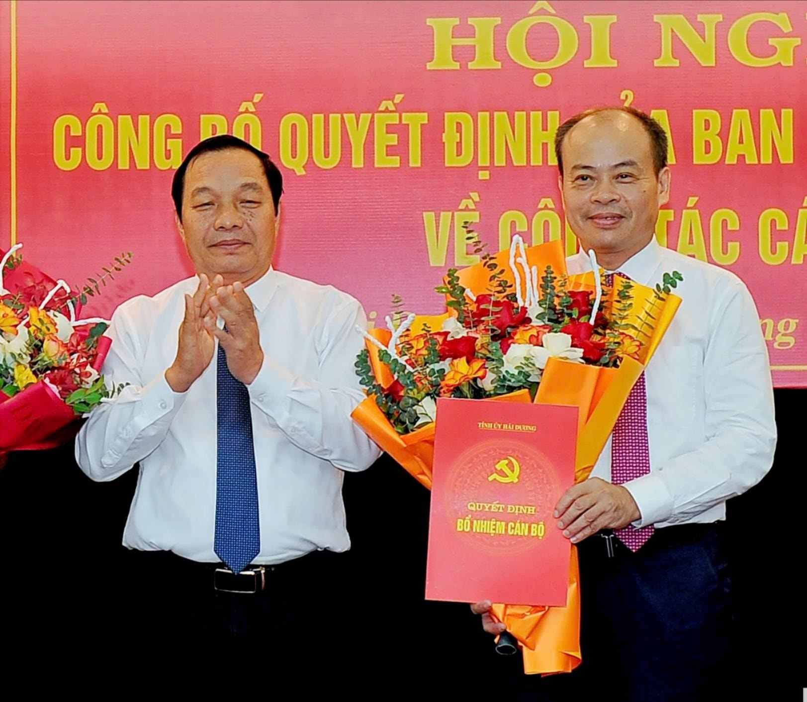 Ông Lê Văn Hiệu - Phó Bí thư Thường trực Tỉnh ủy trao quyết định của Ban Thường vụ Tỉnh ủy cho đồng chí Trần Hồ Đăng. Ảnh: Ban Tuyên giáo Tỉnh ủy Hải Dương