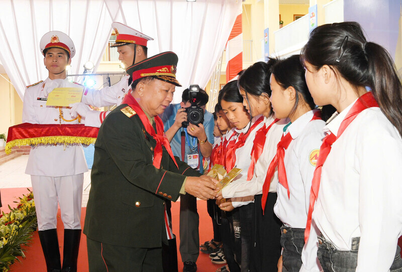 Hai Bộ trưởng tặng quà thầy và trò Trường Phổ thông dân tộc bán trú Tiểu học và Trung học cơ sở Lóng Sập. Ảnh: Phú Sơn