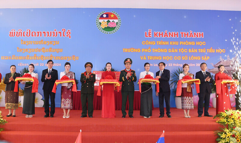 Bộ trưởng Bộ Quốc phòng hai nước cắt băng khánh thành công trình Khu phòng học Trường Phổ thông dân tộc bán trú Tiểu học và Trung học cơ sở Lóng Sập. Ảnh: Phú Sơn