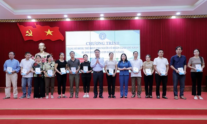 BHXH Việt Nam tặng 1.200 sổ BHXH, 9.260 thẻ BHYT cho người khó khăn