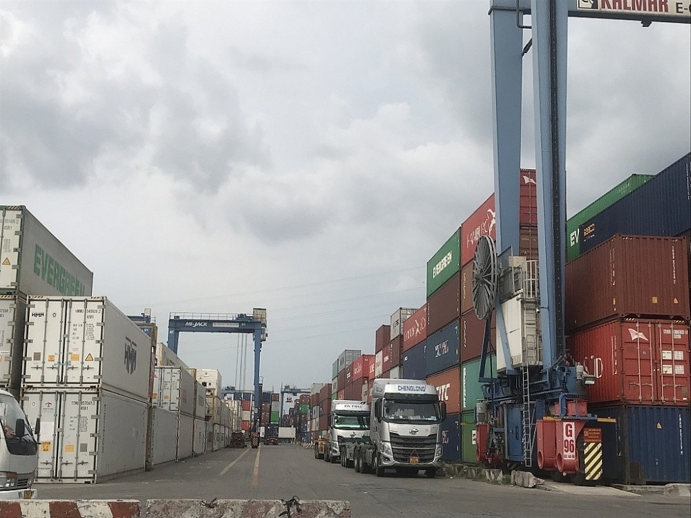Nhiều doanh nghiệp tiêu hủy hàng tồn đọng tại cảng để thu hồi vỏ container. Ảnh Nhiều doanh nghiệp tiêu hủy hàng tồn đọng tại cảng để thu hồi vỏ container. Ảnh