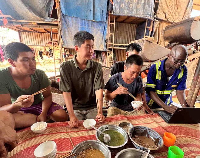 Người lao động tố doanh nghiệp trừ tiền lương vô lý