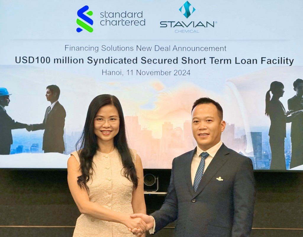 Bà Nguyễn Thúy Hạnh - Tổng Giám đốc Standard Chartered Việt Nam và Chủ tịch công ty Stavian Hóa Chất – ông Đinh Đức Thắng