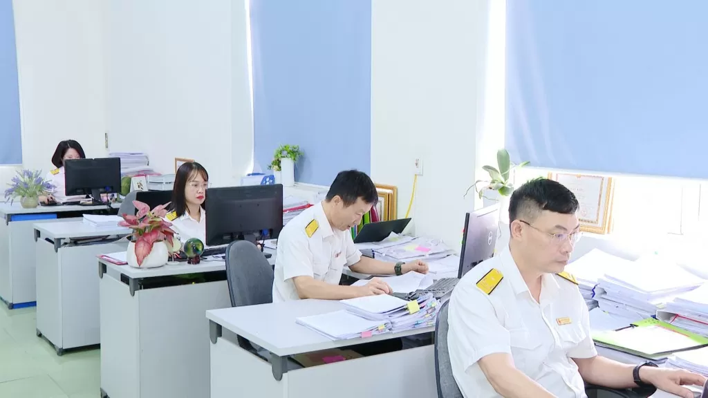 CBCC Chi cục Thuế TX Đông Triều giải quyết hồ sơ thuế cho người nộp thuế.