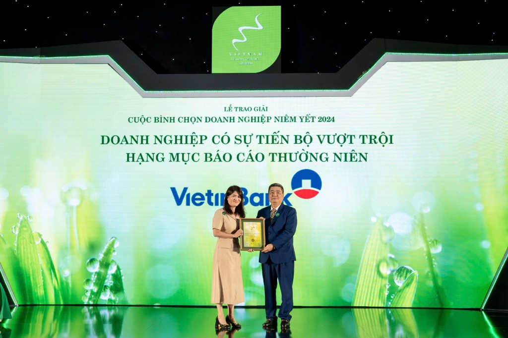 Bà Phạm Thị Thanh Hoài – TV HĐQT VietinBank nhận 2 giải thưởng “Top 10 Báo cáo thường niên tốt nhất nhóm ngành Tài chính” và “Tiến bộ vượt trội dành cho Báo cáo thường niên”