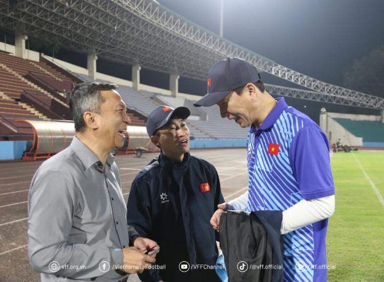 Chủ tịch VFF Trần Quốc Tuấn động viên huấn luyện viên Kim Sang-sik. Ảnh: VFF