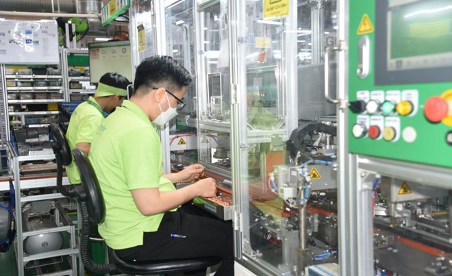 Khi vợ sinh con, ngoài chế độ nghỉ theo quy định của Luật BHXH, nam công nhân của Công ty TNHH Schneider Electric Manufacturing Việt Nam được nghỉ thêm 24 ngày có hưởng nguyên lương được ghi nhận trong thỏa ước lao động tập thể. Ảnh: Nam Dương