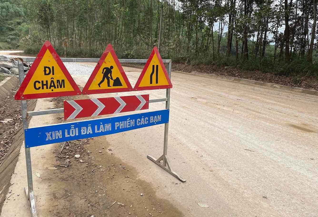 Biển cảnh báo trên công trường dự án. Ảnh: Trần Bùi
