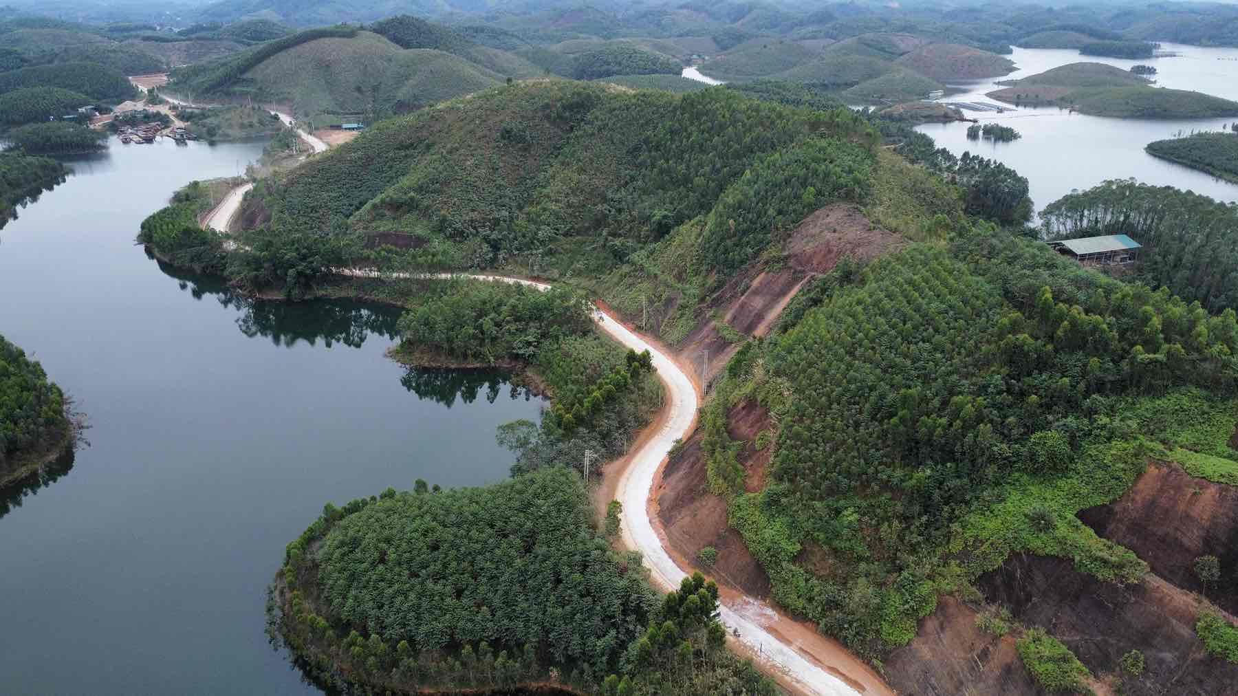 Hình ảnh Quốc lộ 2D đoạn qua huyện Yên Bình. Ảnh: Trần Bùi