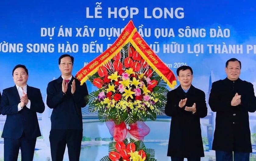 Lãnh đạo tỉnh và thành phố Nam Định tặng hoa chúc mừng