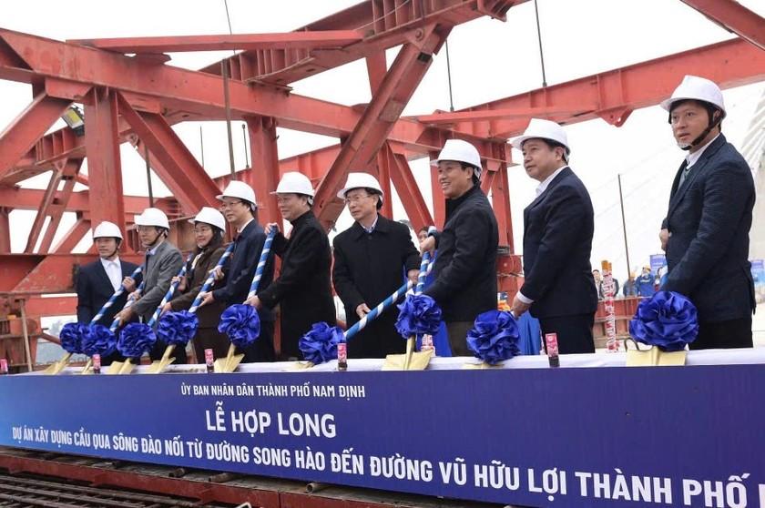 Các đại biểu thực hiện nghi lễ hợp long