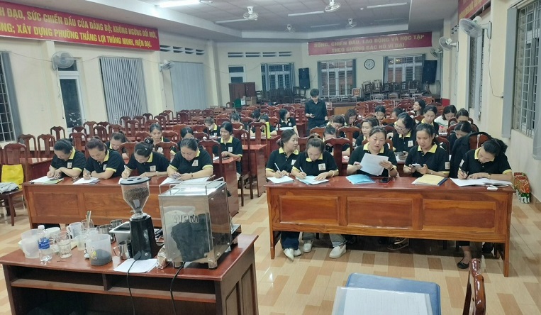 Một lớp dạy nghề được tổ chức ở địa bàn TP.Buôn Ma Thuột. Ảnh: Bảo Trung