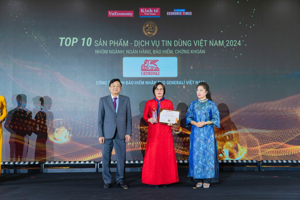 1_Đại diện Generali Việt Nam lại lễ vinh danh Top 10 Sản phẩm – Dịch vụ tin dùng Việt Nam 2024