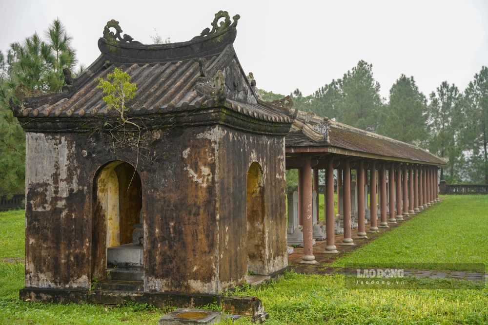Ngày xưa, vua Gia Long cho xây dựng trường Quốc Tử Giám thứ hai của đất nước tại đường Văn Thánh (tức vị trí Văn Võ Miếu ngày nay). Vì trường ở hơi xa kinh thành, nên năm 1908, triều đình cho dời về gần bên trái Đại Nội như hiện nay.