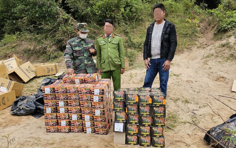 Lực lượng biên phòng, công an bắt giữ vụ vận chuyển pháo lậu. Ảnh: Biên phòng Quảng Trị.