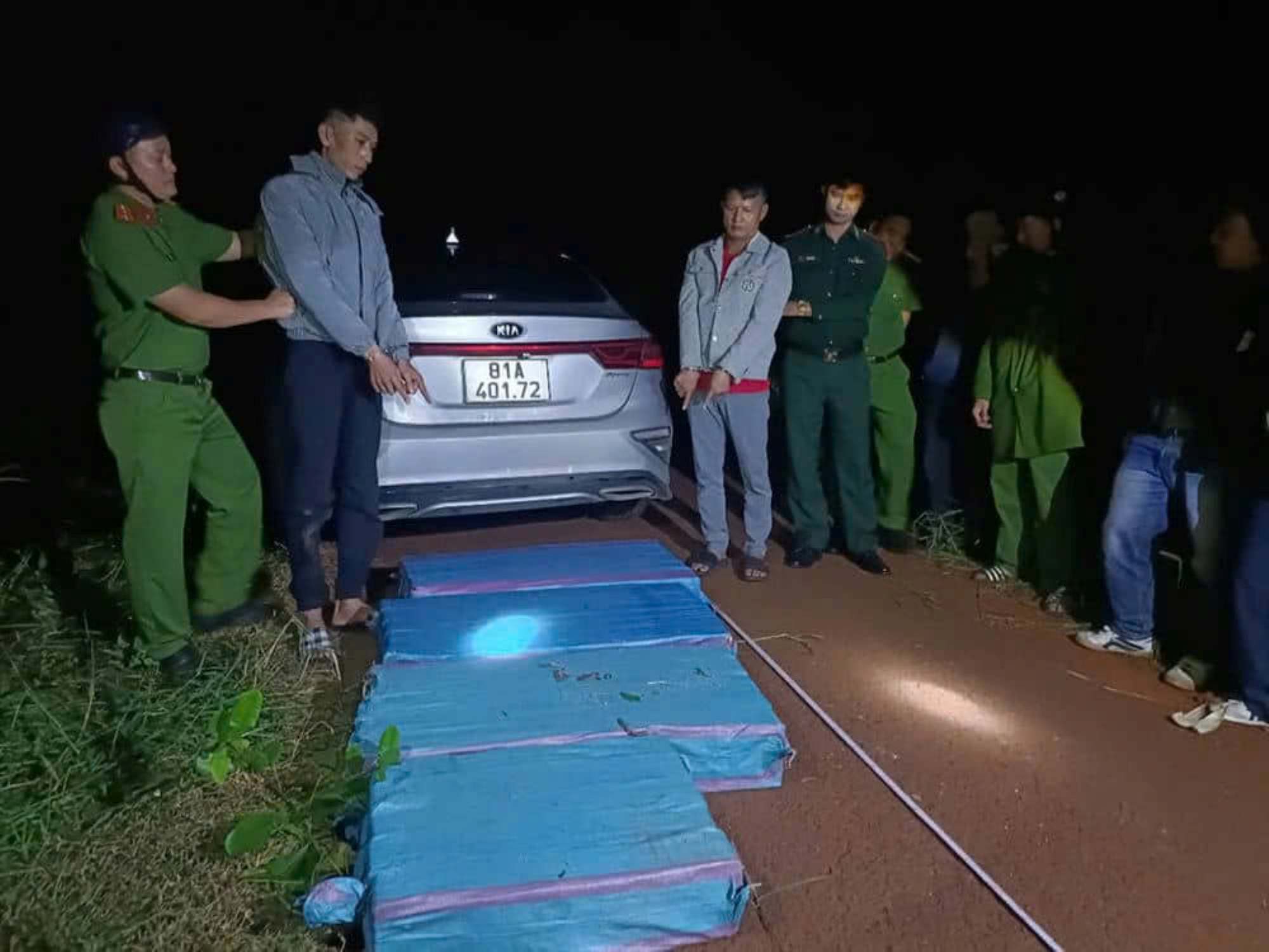 Lực lượng chức năng tỉnh Gia Lai phát hiện, xử lý một nhóm đối tượng vận chuyển trái phép pháo qua khu vực biên giới. Ảnh: Thanh Tuấn