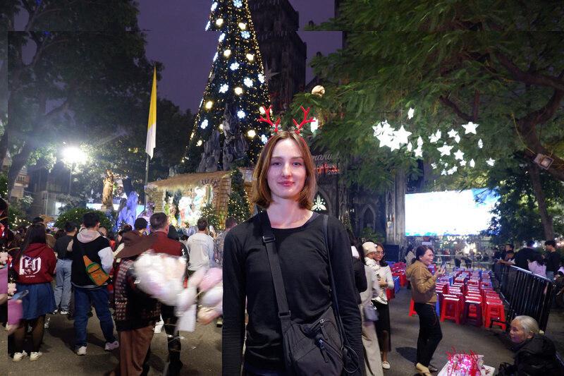 Du khách người Đan Mạch lần đầu trải nghiệm lễ Giáng sinh tại Hà Nội. Ảnh: Tường Vy
